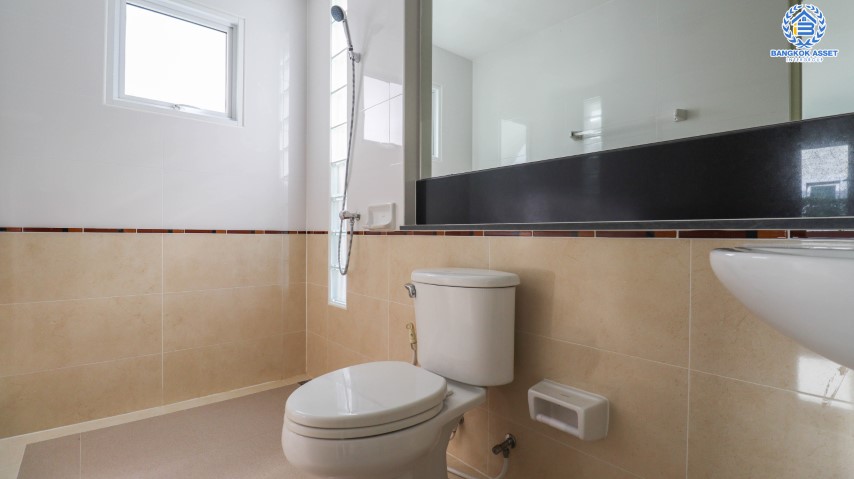 *****บ้านเดี่ยวมือสองย่านปทุมธานี ม.ชวนชื่นกรีนบาวด์ กรุงเทพ-ปทุมธานี บ้านสวยพร้อมเข้าอยู่ ภายในโครงการสภาพแวดล้อมดีมาก ใกล้สนามกอล์ฟ เนื้อที่ 56.2 ตร.ว. ฟังก์ชัน 3 ห้องนอน 3 ห้องน้ำ 2 ที่จอด บนทำเลเดินทางสะดวก เชื่อมต่อถนนหลายเส้นทาง ใกล้จุดขึ้นทางด่วน "อุดรรัถยา"